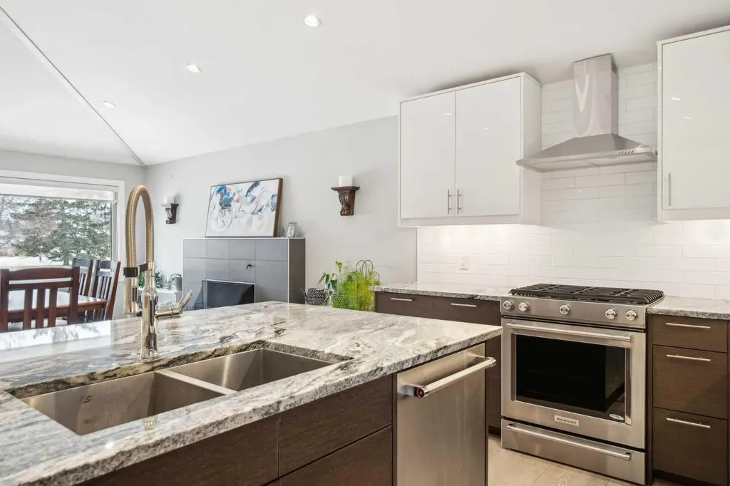 16 Meadowlark Crescent SW Calgary AB T2V 1Z1