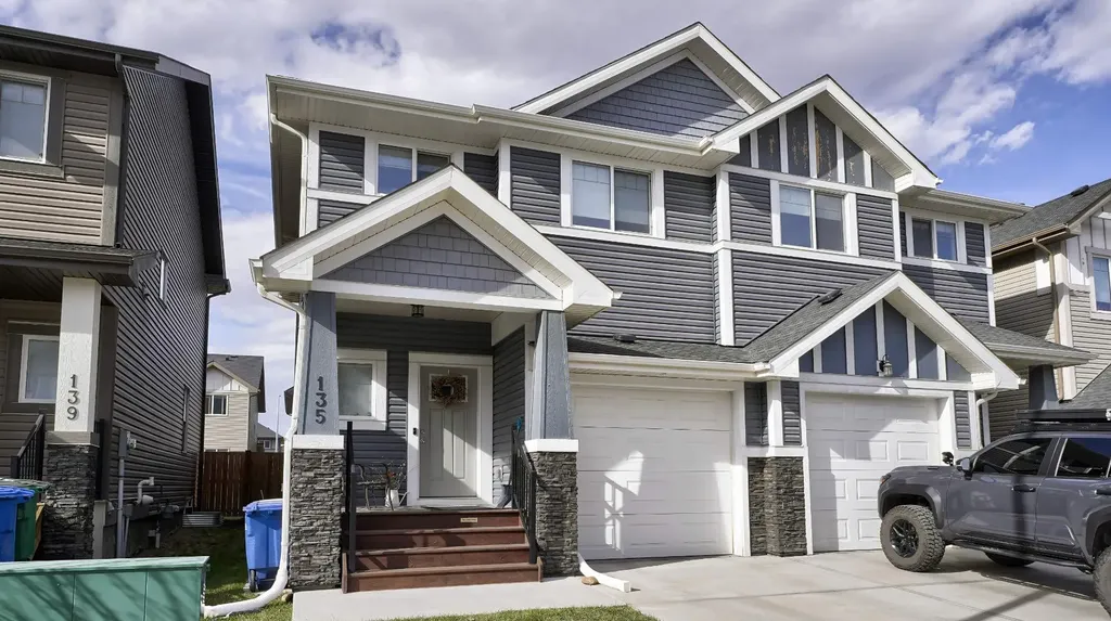 135 Reunion Loop NW Airdrie AB T4B 4J6