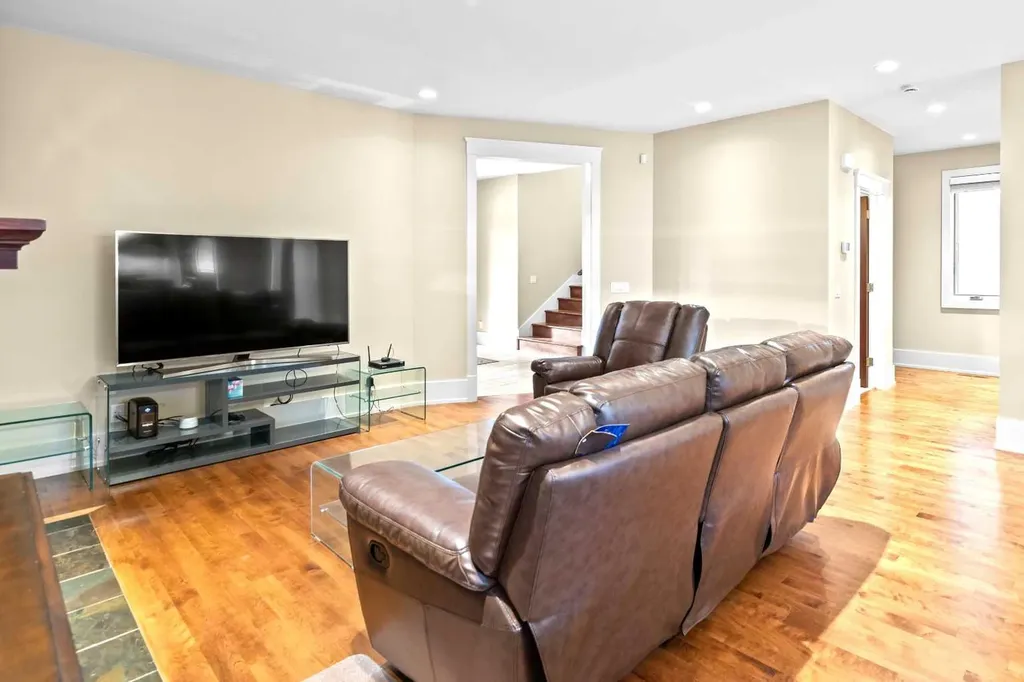 1428 2a Street NW Calgary AB T2M 2X4