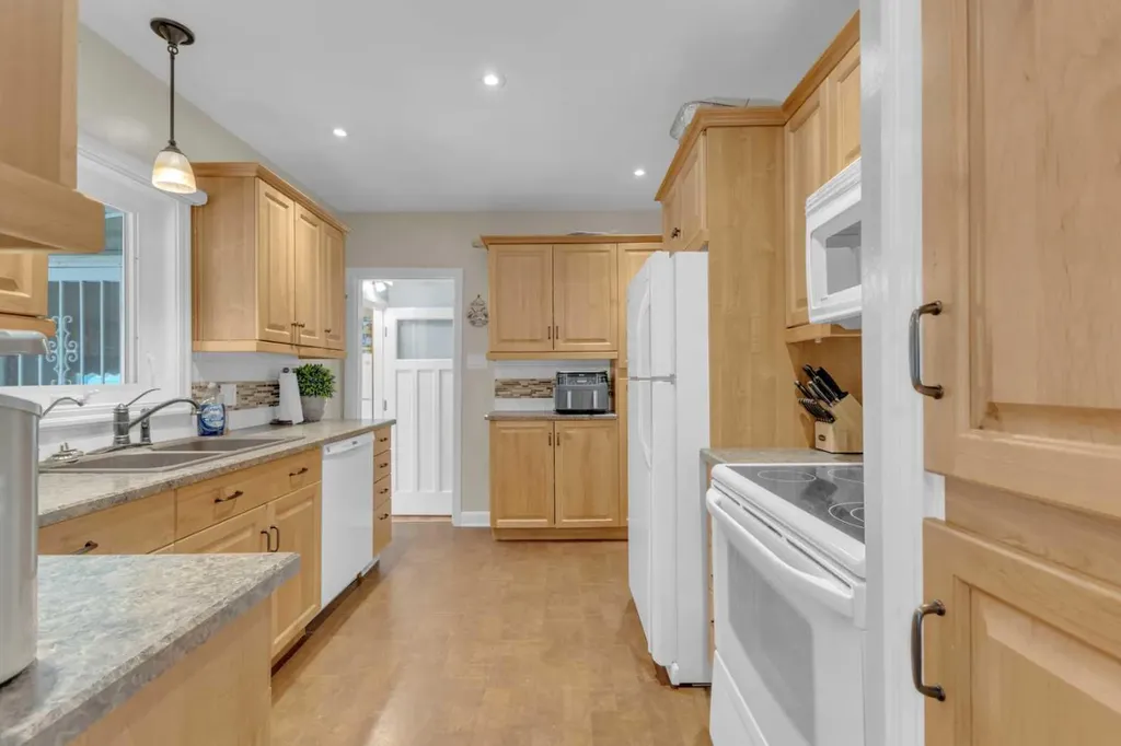 602 Partridge Drive Pelican Point AB T0B0H0