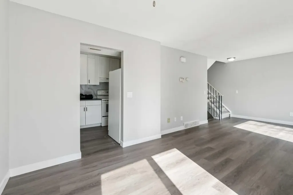 2519 38 Street NE Calgary AB t1y4w8