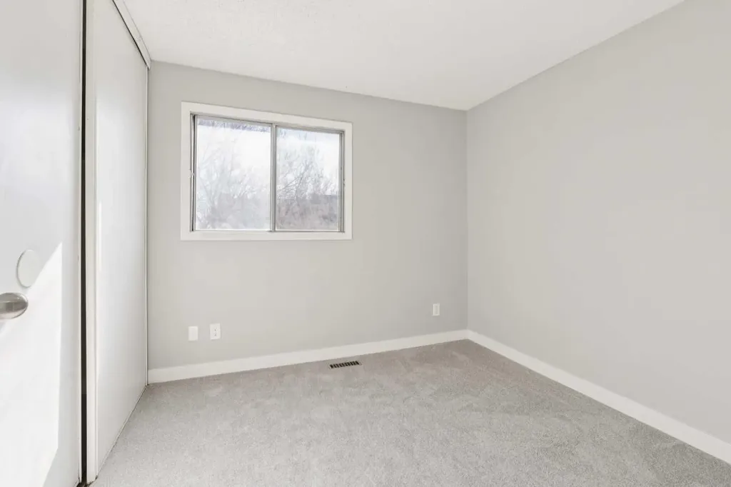 2519 38 Street NE Calgary AB t1y4w8