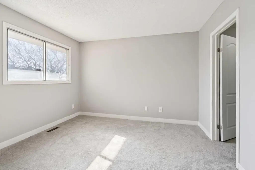 2519 38 Street NE Calgary AB t1y4w8