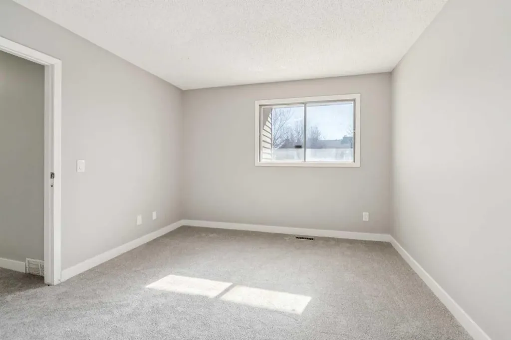 2519 38 Street NE Calgary AB t1y4w8