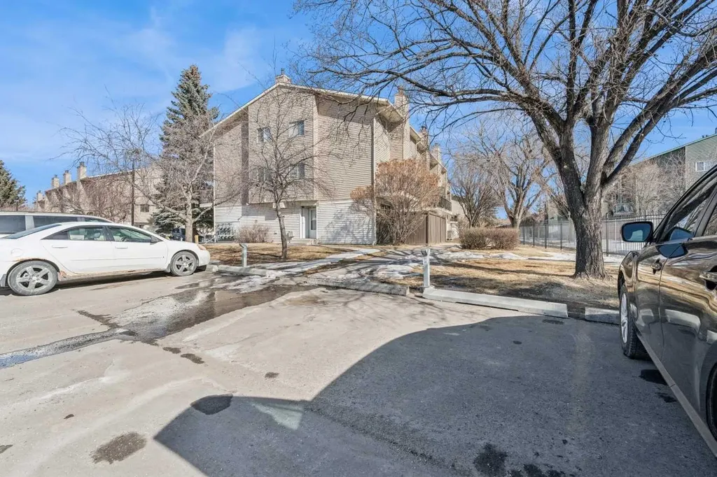 2519 38 Street NE Calgary AB t1y4w8