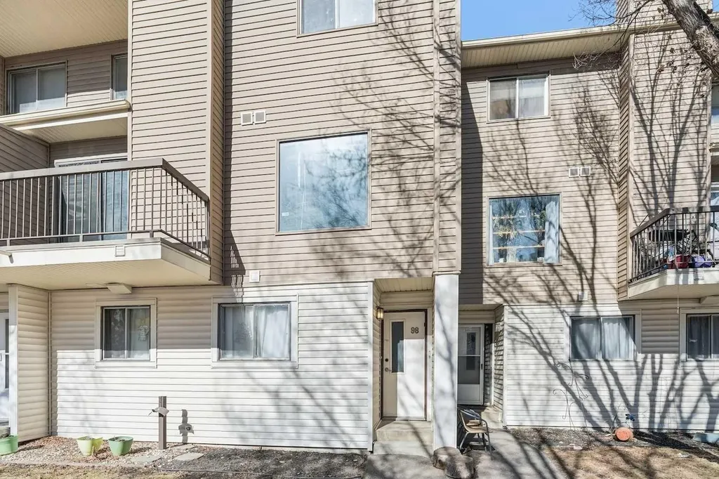 2519 38 Street NE Calgary AB t1y4w8