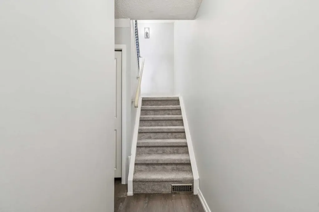2519 38 Street NE Calgary AB t1y4w8