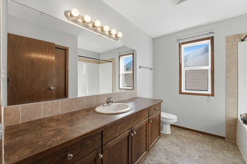 25 Winston Place Blackfalds AB T4M 0K9