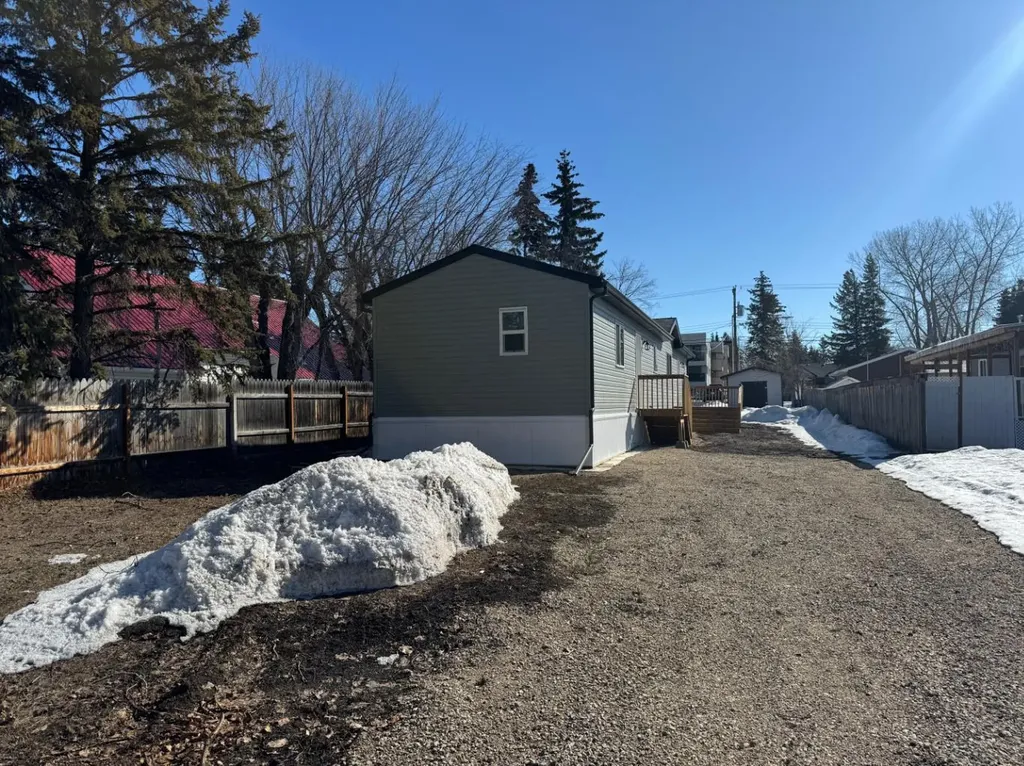 816 5th Avenue Beaverlodge AB T0H 0C0