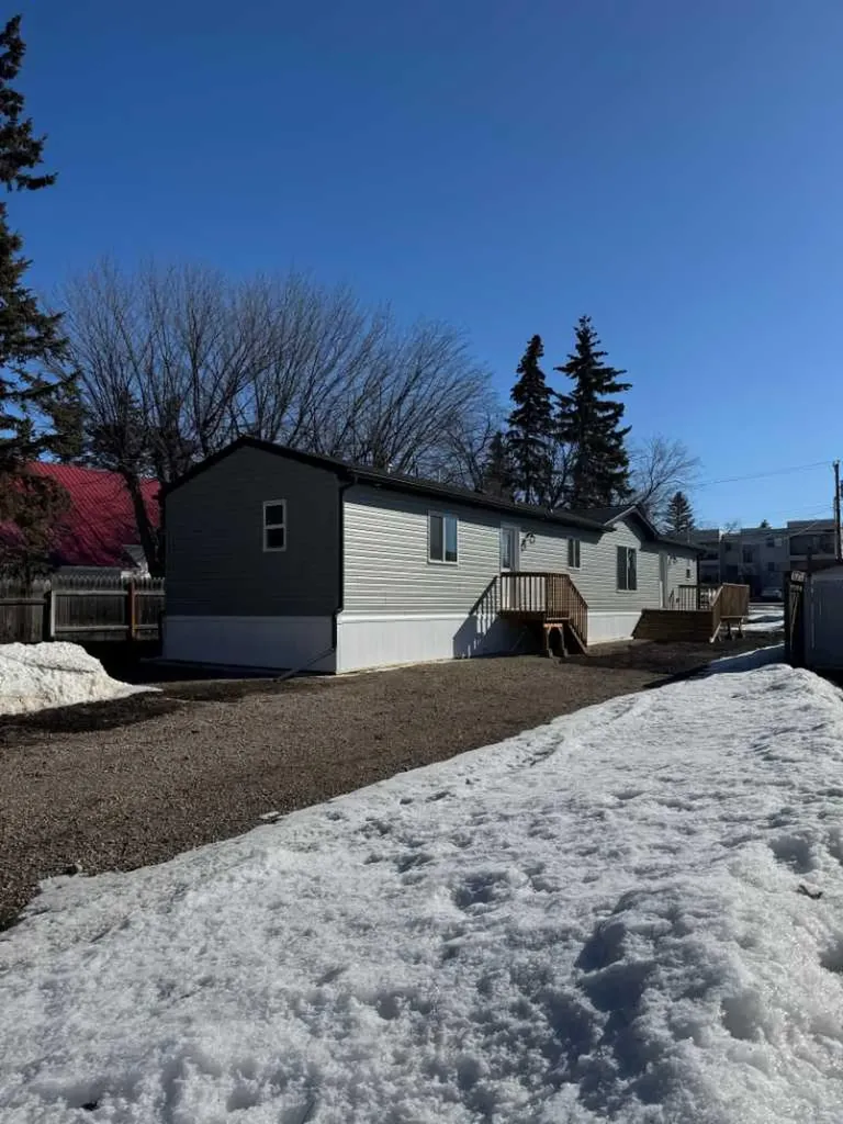 816 5th Avenue Beaverlodge AB T0H 0C0