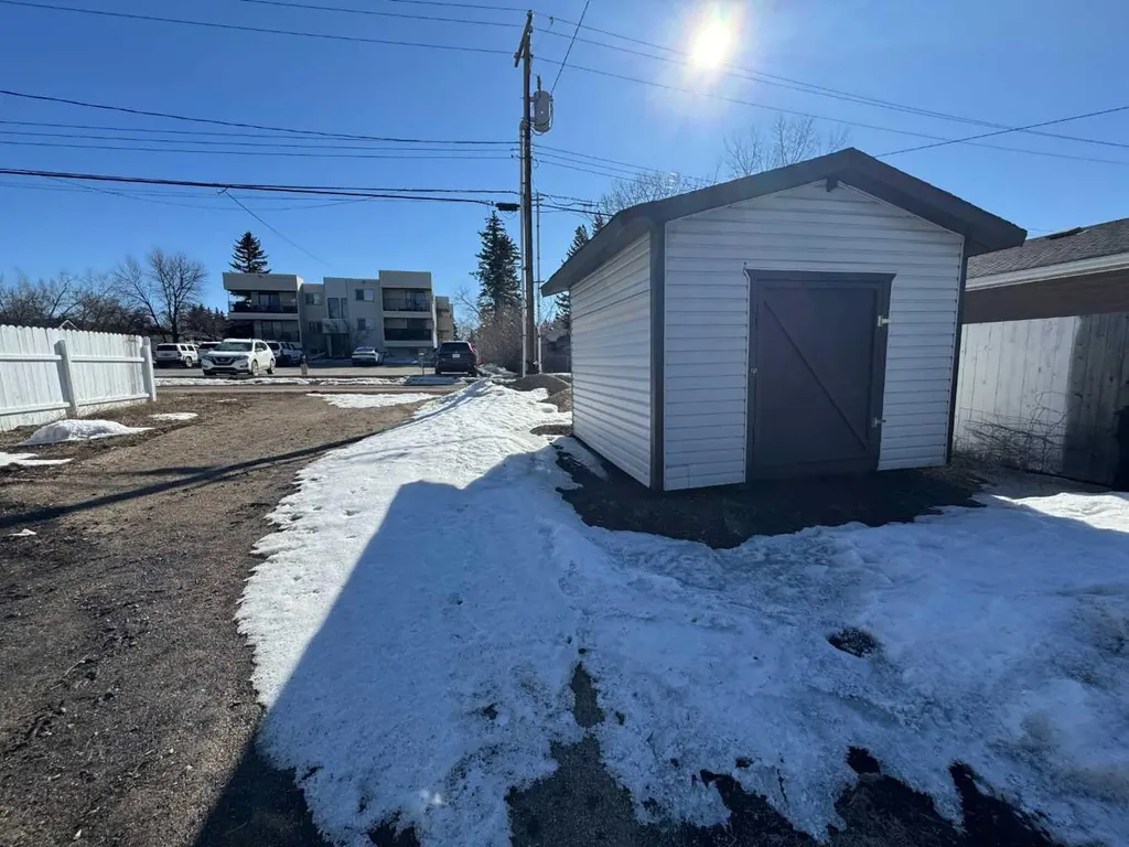816 5th Avenue Beaverlodge AB T0H 0C0