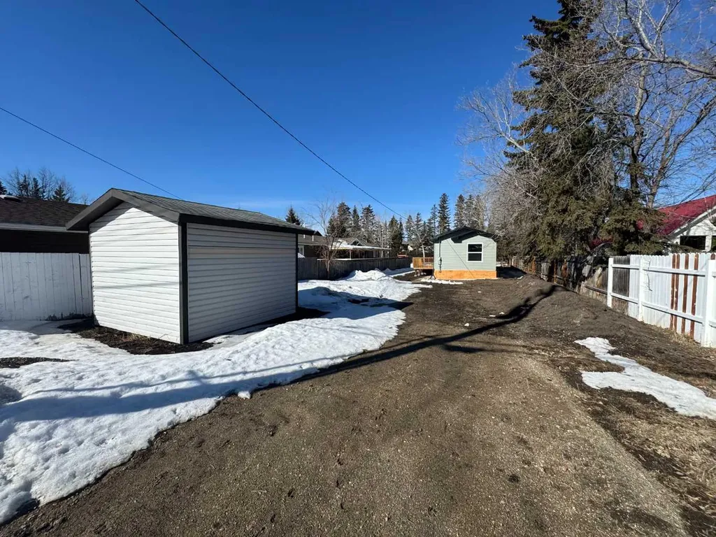 816 5th Avenue Beaverlodge AB T0H 0C0