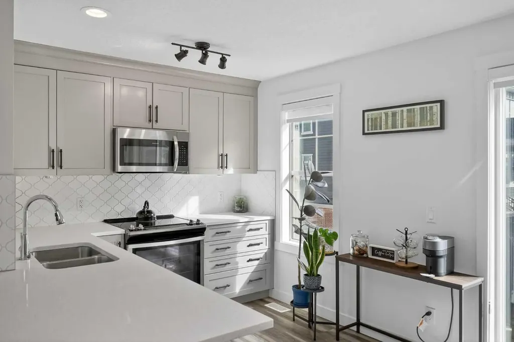 103 Cranbrook Walk SE Calgary AB T3M 2V5