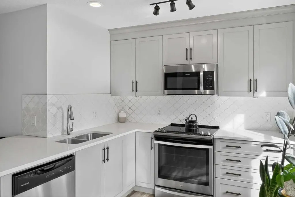 103 Cranbrook Walk SE Calgary AB T3M 2V5