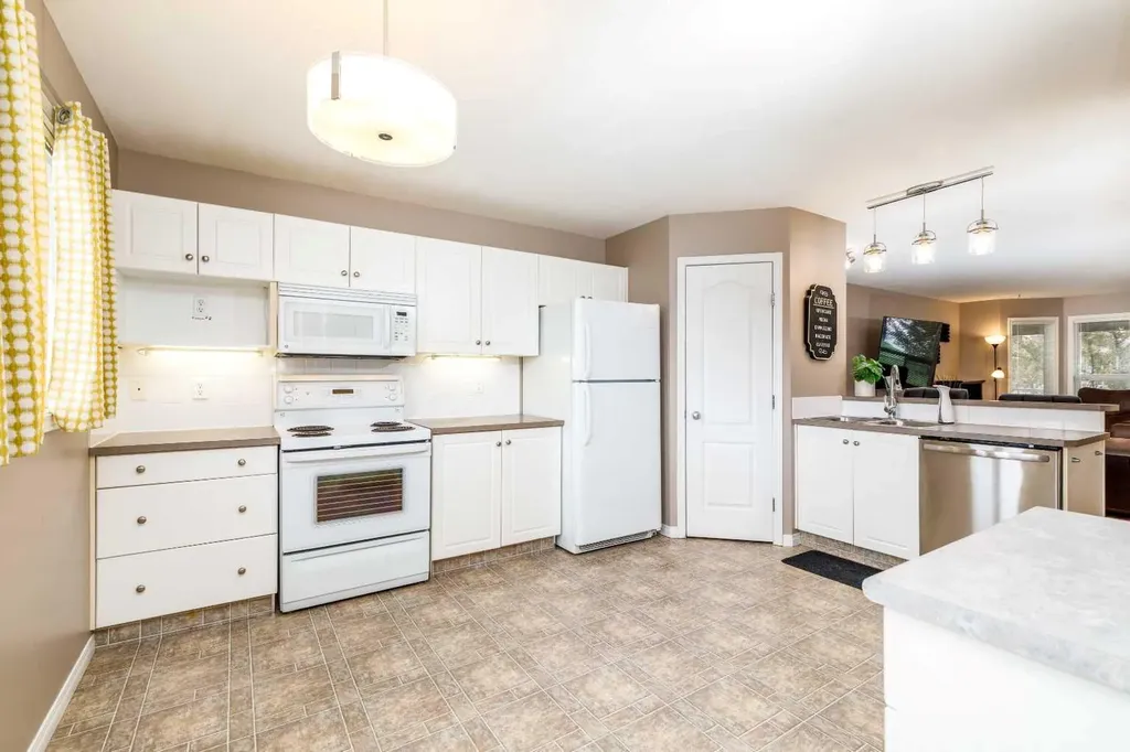 33 Donlevy Avenue Red Deer AB T4R 3B6