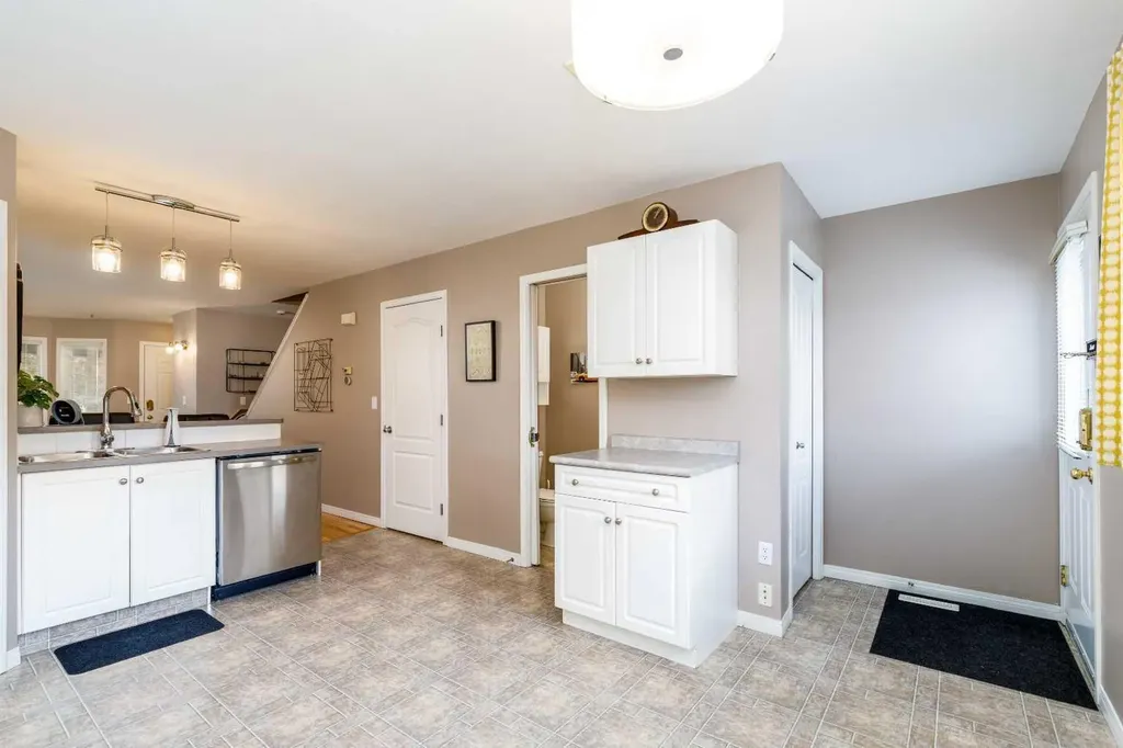 33 Donlevy Avenue Red Deer AB T4R 3B6