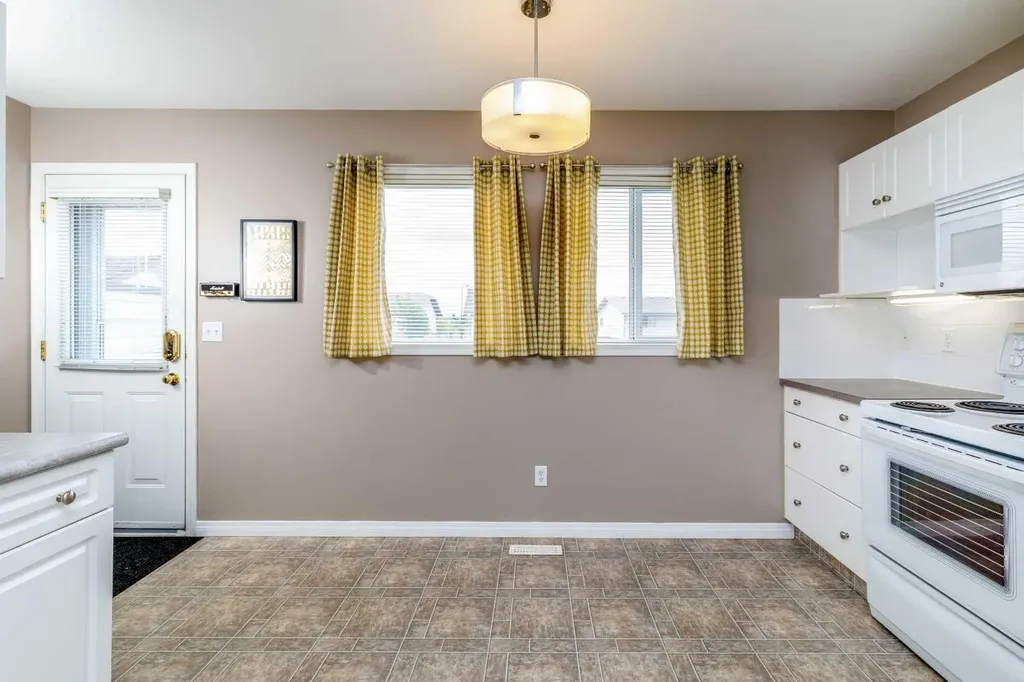 33 Donlevy Avenue Red Deer AB T4R 3B6