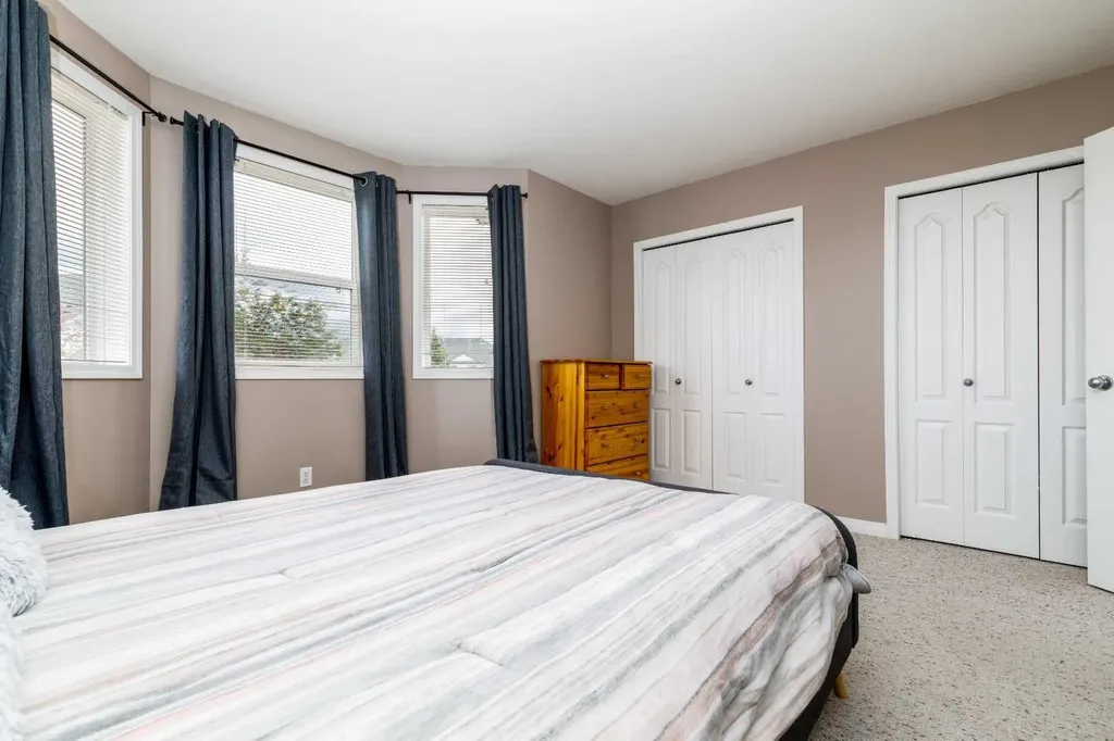 33 Donlevy Avenue Red Deer AB T4R 3B6