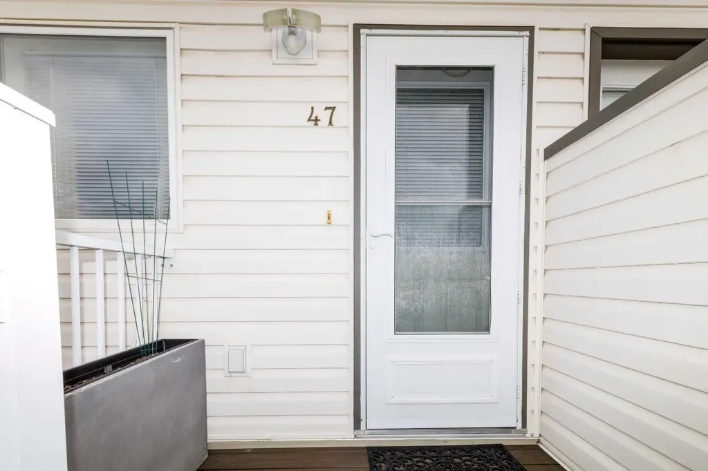 33 Donlevy Avenue Red Deer AB T4R 3B6