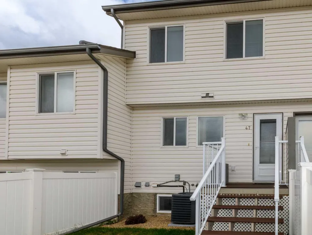 33 Donlevy Avenue Red Deer AB T4R 3B6