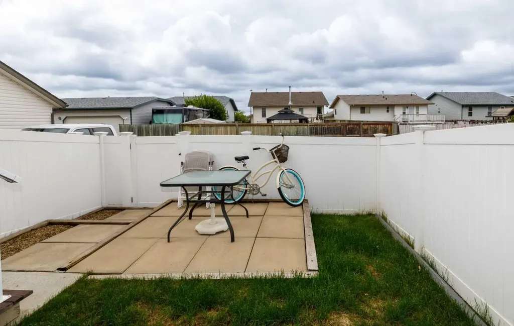 33 Donlevy Avenue Red Deer AB T4R 3B6