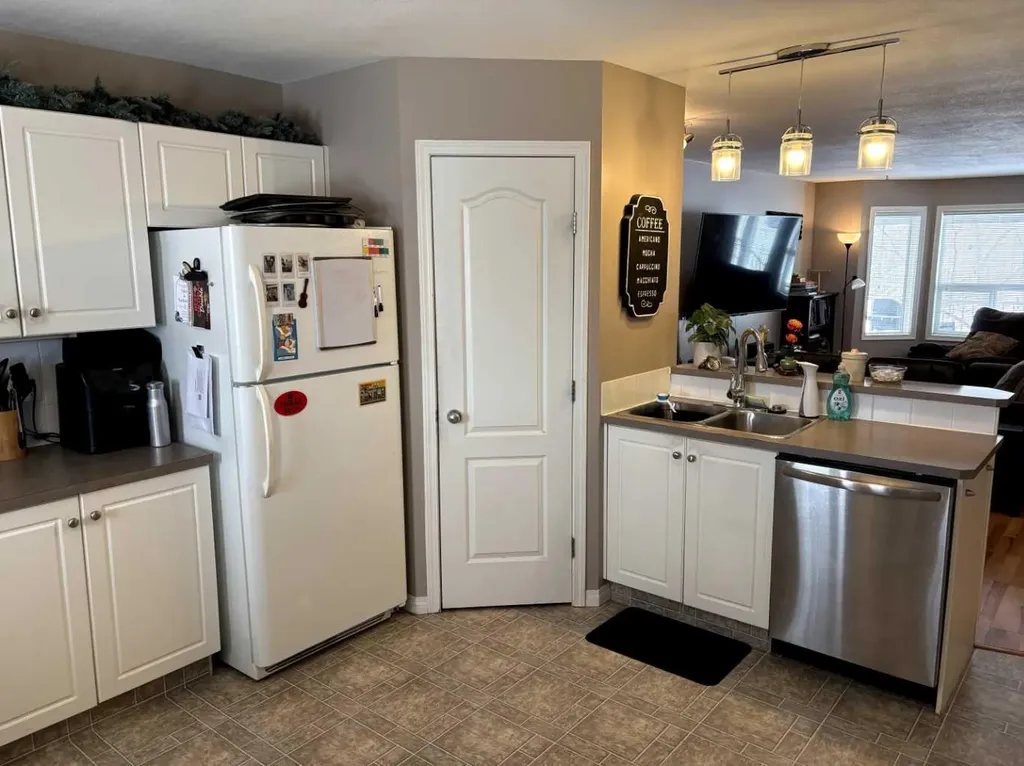 33 Donlevy Avenue Red Deer AB T4R 3B6