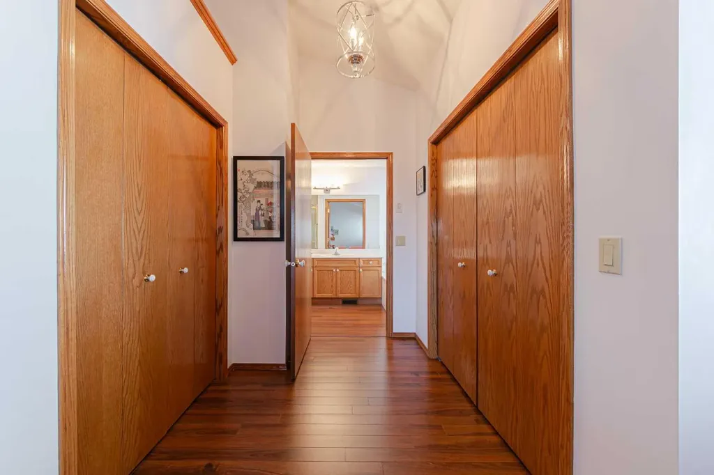 20 Somerset Drive SW Calgary AB T2Y 3C3
