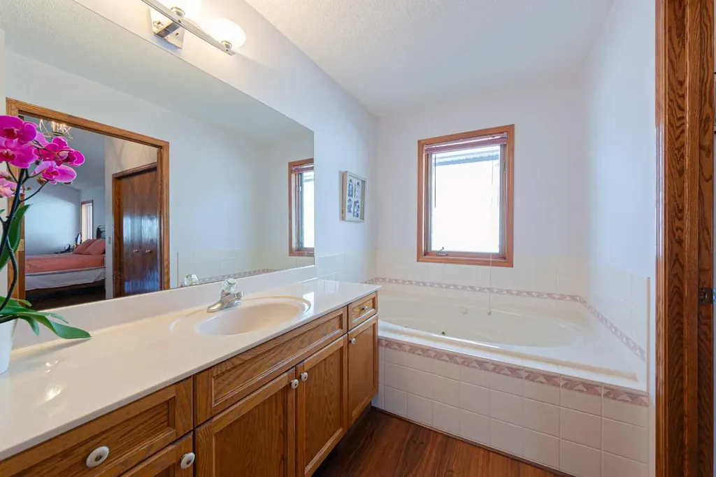 20 Somerset Drive SW Calgary AB T2Y 3C3