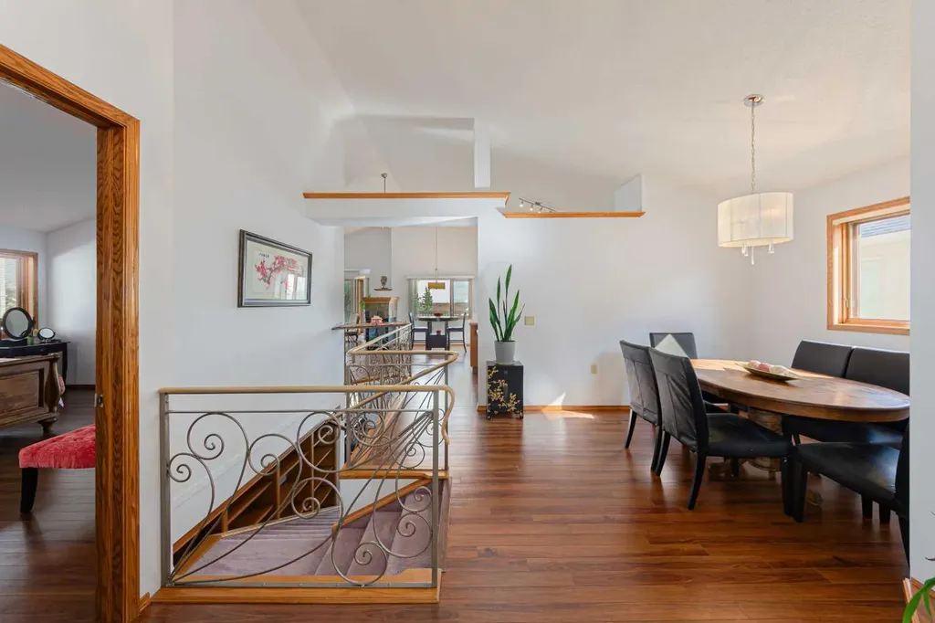 20 Somerset Drive SW Calgary AB T2Y 3C3