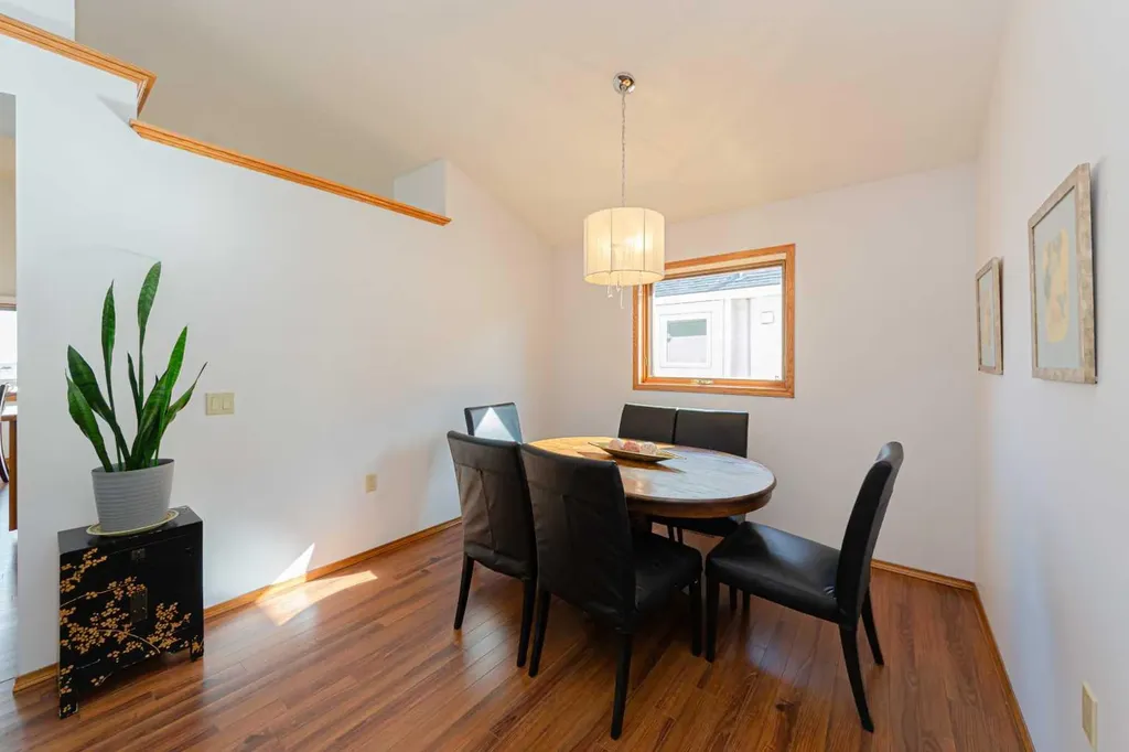 20 Somerset Drive SW Calgary AB T2Y 3C3