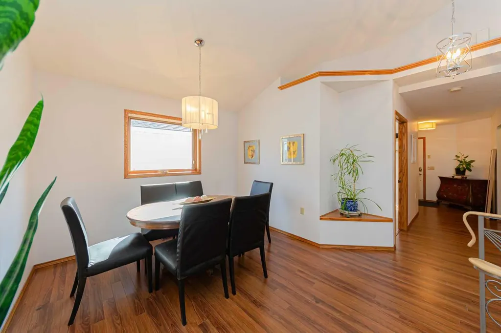 20 Somerset Drive SW Calgary AB T2Y 3C3