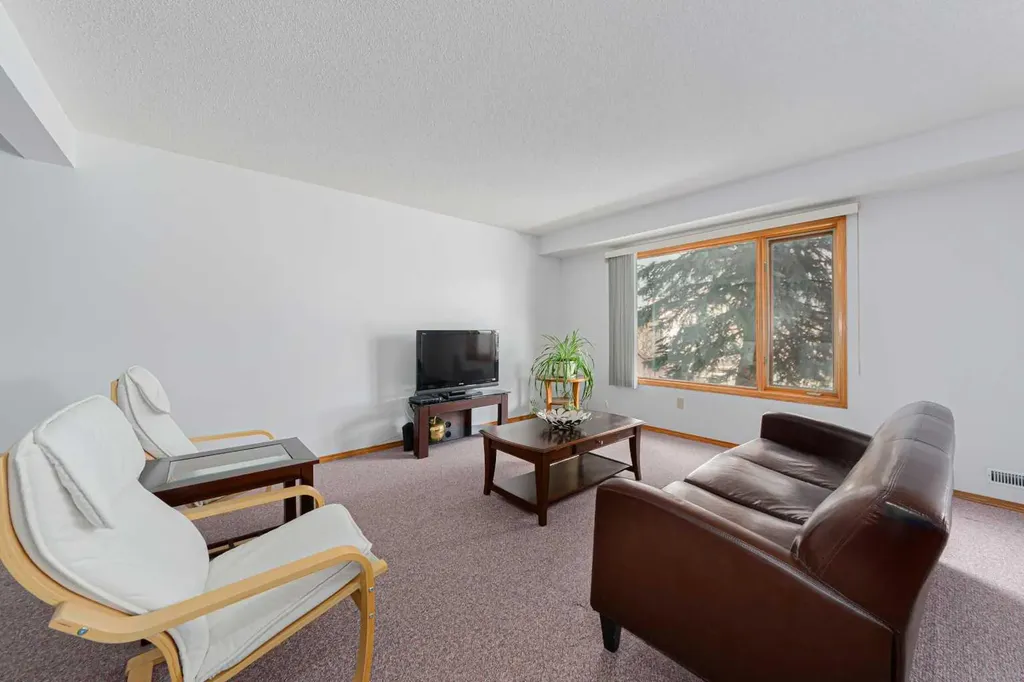 20 Somerset Drive SW Calgary AB T2Y 3C3