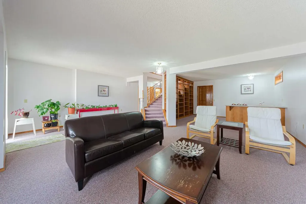 20 Somerset Drive SW Calgary AB T2Y 3C3