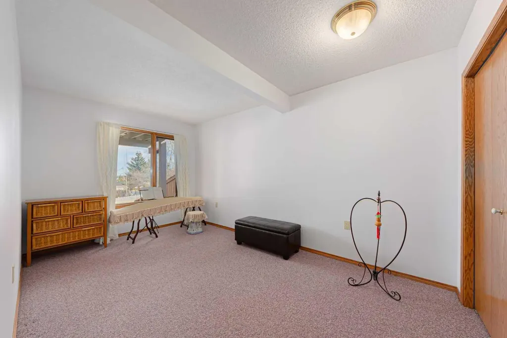 20 Somerset Drive SW Calgary AB T2Y 3C3