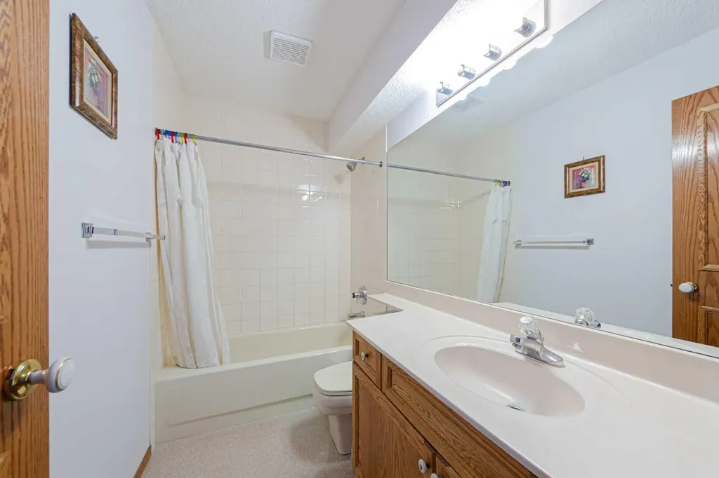 20 Somerset Drive SW Calgary AB T2Y 3C3