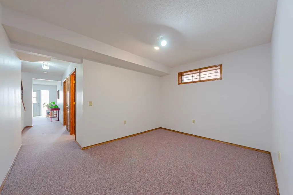 20 Somerset Drive SW Calgary AB T2Y 3C3