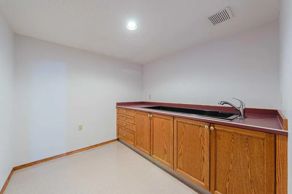 20 Somerset Drive SW Calgary AB T2Y 3C3