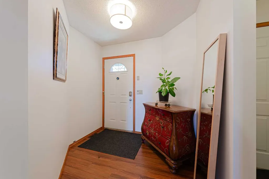20 Somerset Drive SW Calgary AB T2Y 3C3