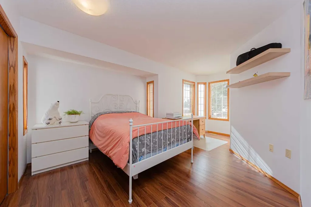 20 Somerset Drive SW Calgary AB T2Y 3C3