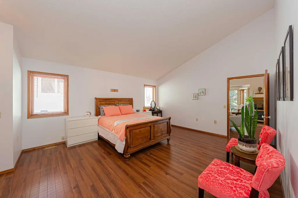 20 Somerset Drive SW Calgary AB T2Y 3C3