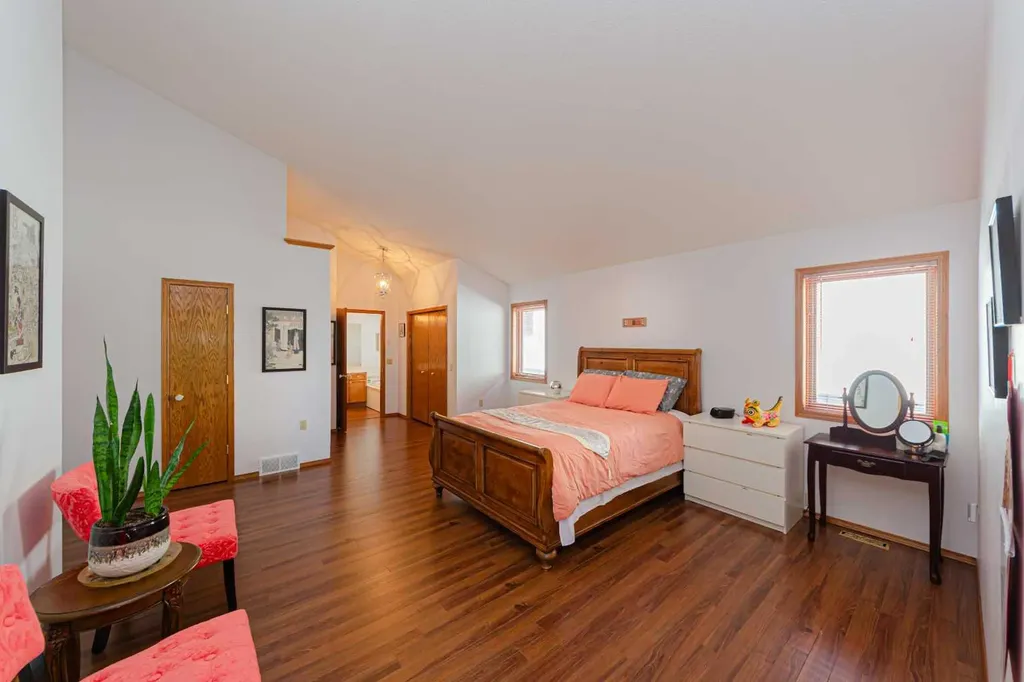 20 Somerset Drive SW Calgary AB T2Y 3C3