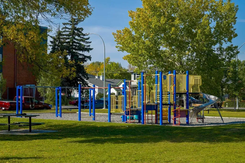 521 15 Avenue NE Calgary AB T2E 1H7