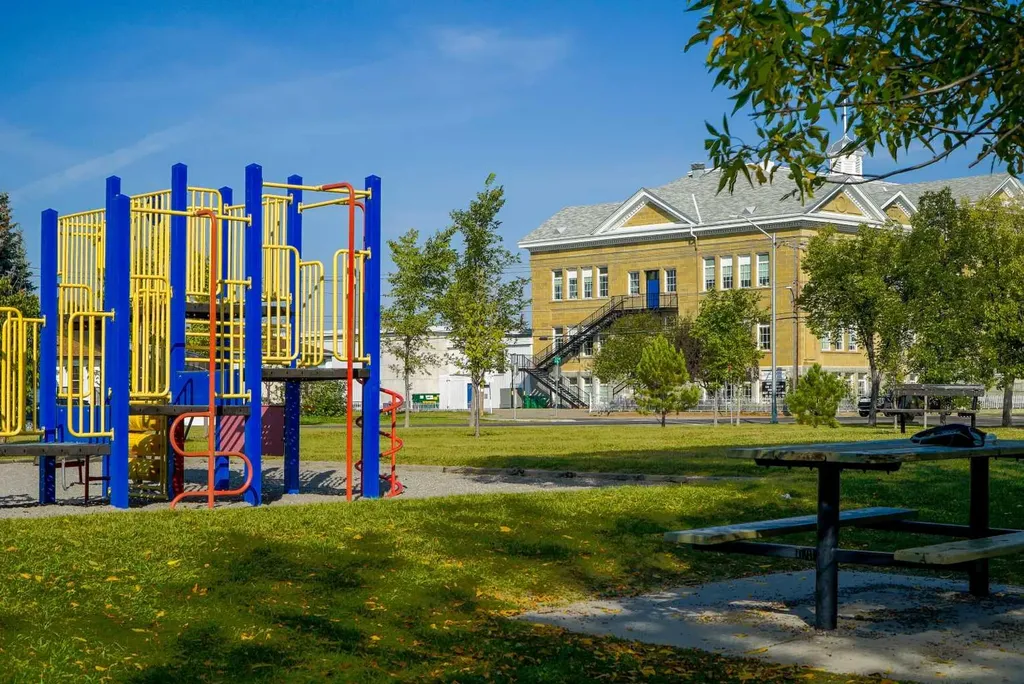 521 15 Avenue NE Calgary AB T2E 1H7
