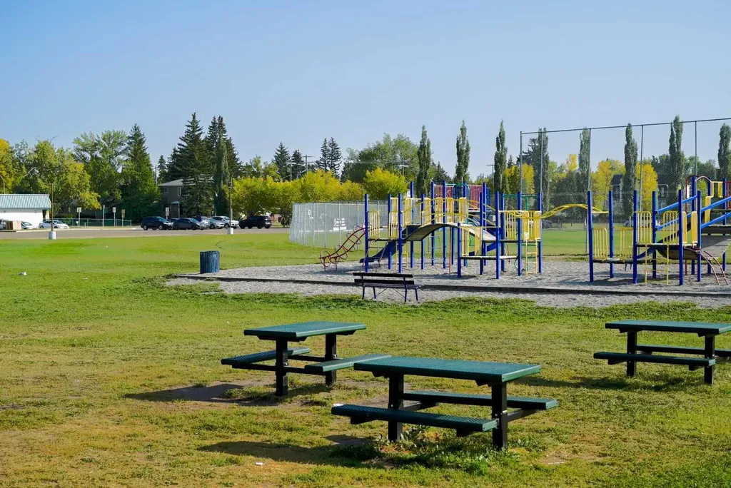 521 15 Avenue NE Calgary AB T2E 1H7