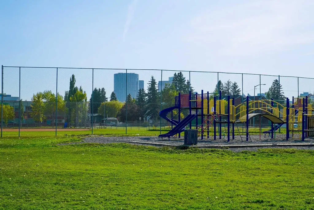 521 15 Avenue NE Calgary AB T2E 1H7