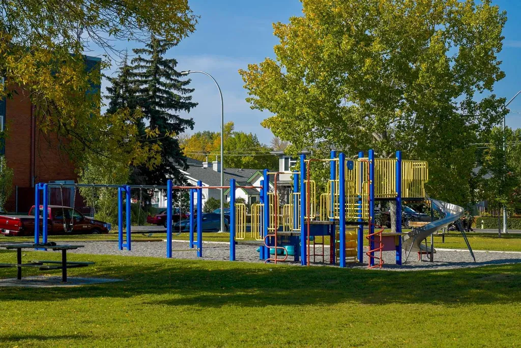 521 15 Avenue NE Calgary AB T2E 1H7