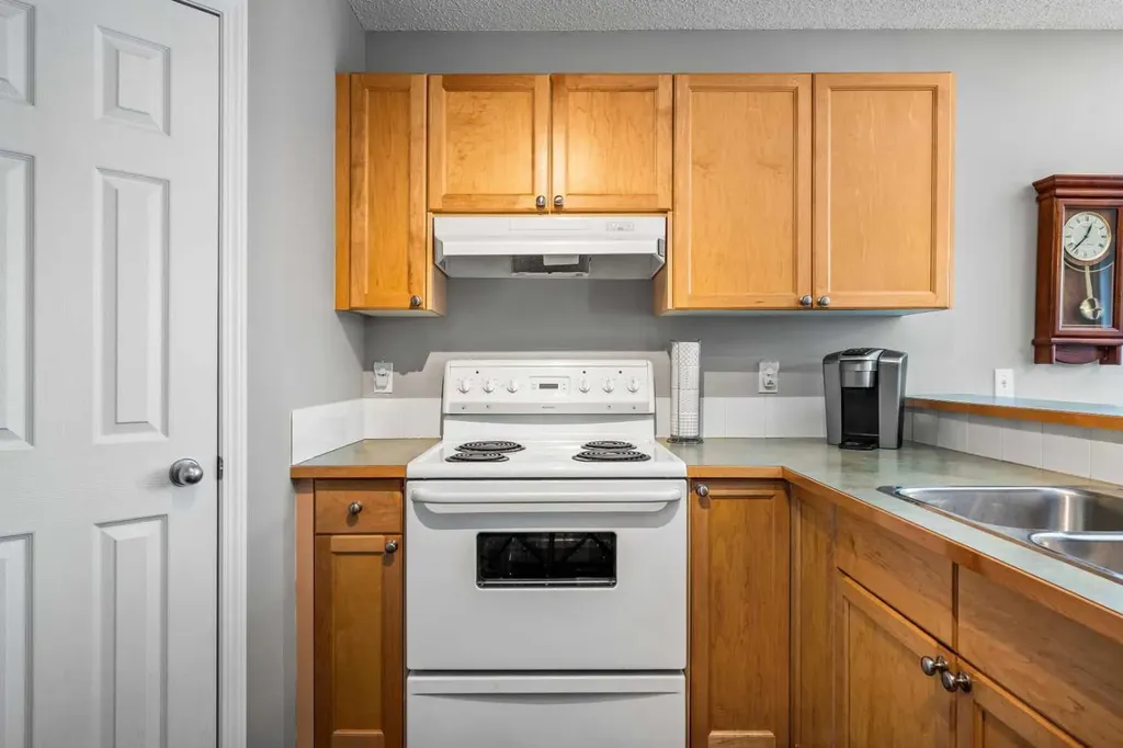 18 Hidden Creek Rise NW Calgary AB T3A 6L5