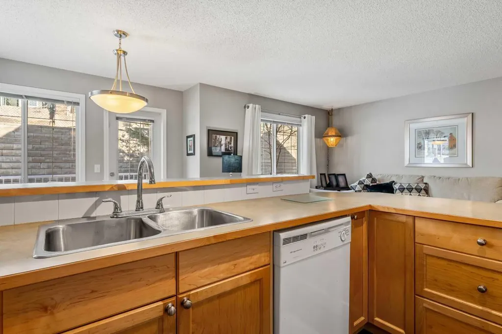 18 Hidden Creek Rise NW Calgary AB T3A 6L5
