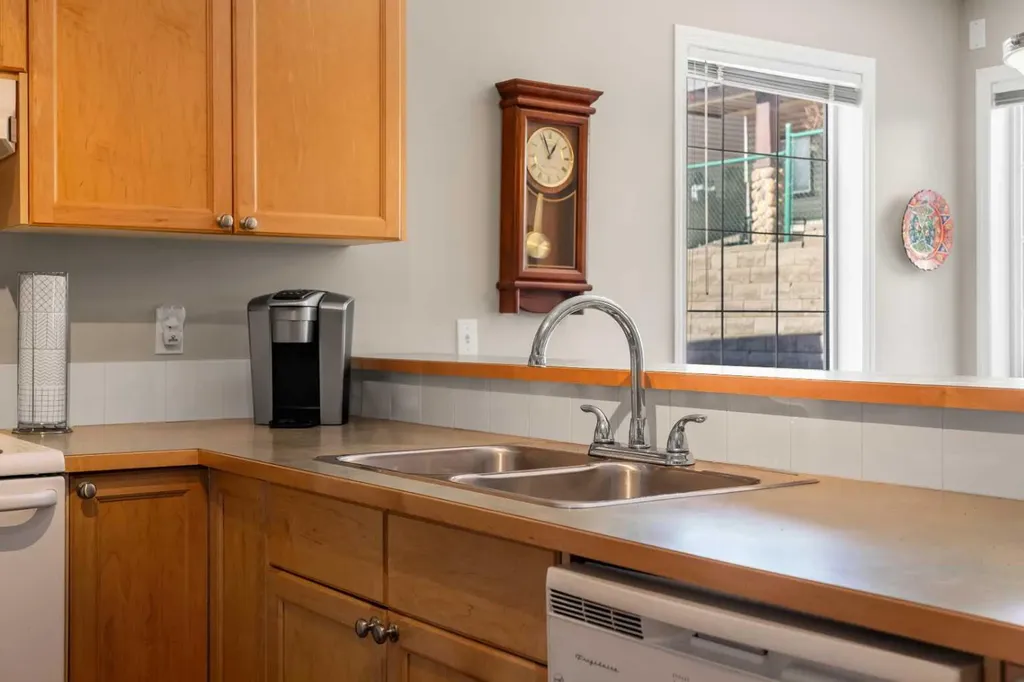 18 Hidden Creek Rise NW Calgary AB T3A 6L5