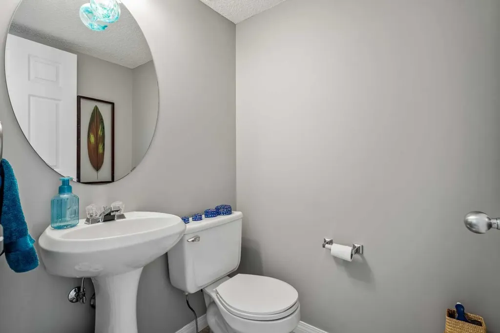 18 Hidden Creek Rise NW Calgary AB T3A 6L5